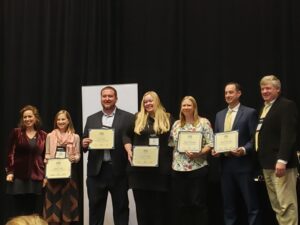 Group photo with i2sl award 